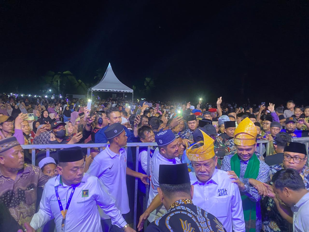 Ustadz Abdul Somad, Calon Bupati HM. Ali Yusuf Siregar saat hendak masuk ke panggung Tabligh Akbar Pilkada Damai Deliserdang Beradab yang dipenuhi puluhan ribu jamaah. (Waspada/Edward Limbong).