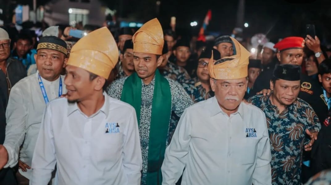 Ustadz Abdul Somad memegang pundak Palson Yusuf-Bayu pada Tabligh Akbar Pilkada Damai Deliserdang Beradab yang dipenuhi puluhan ribu jamaah. (Waspada/Instagram UAS).