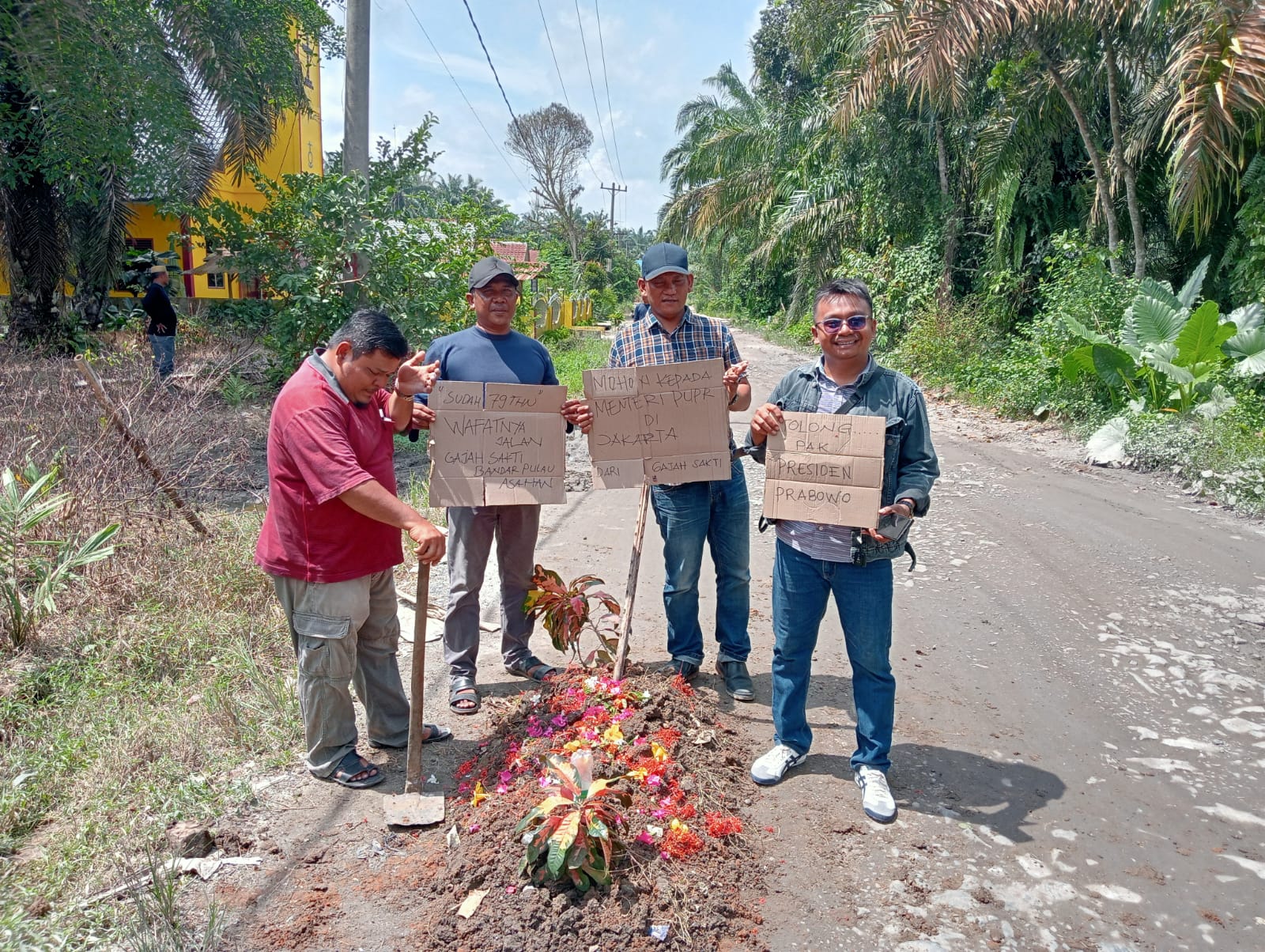 Protes Jalan Rusak, Masyarakat Buat Kuburan