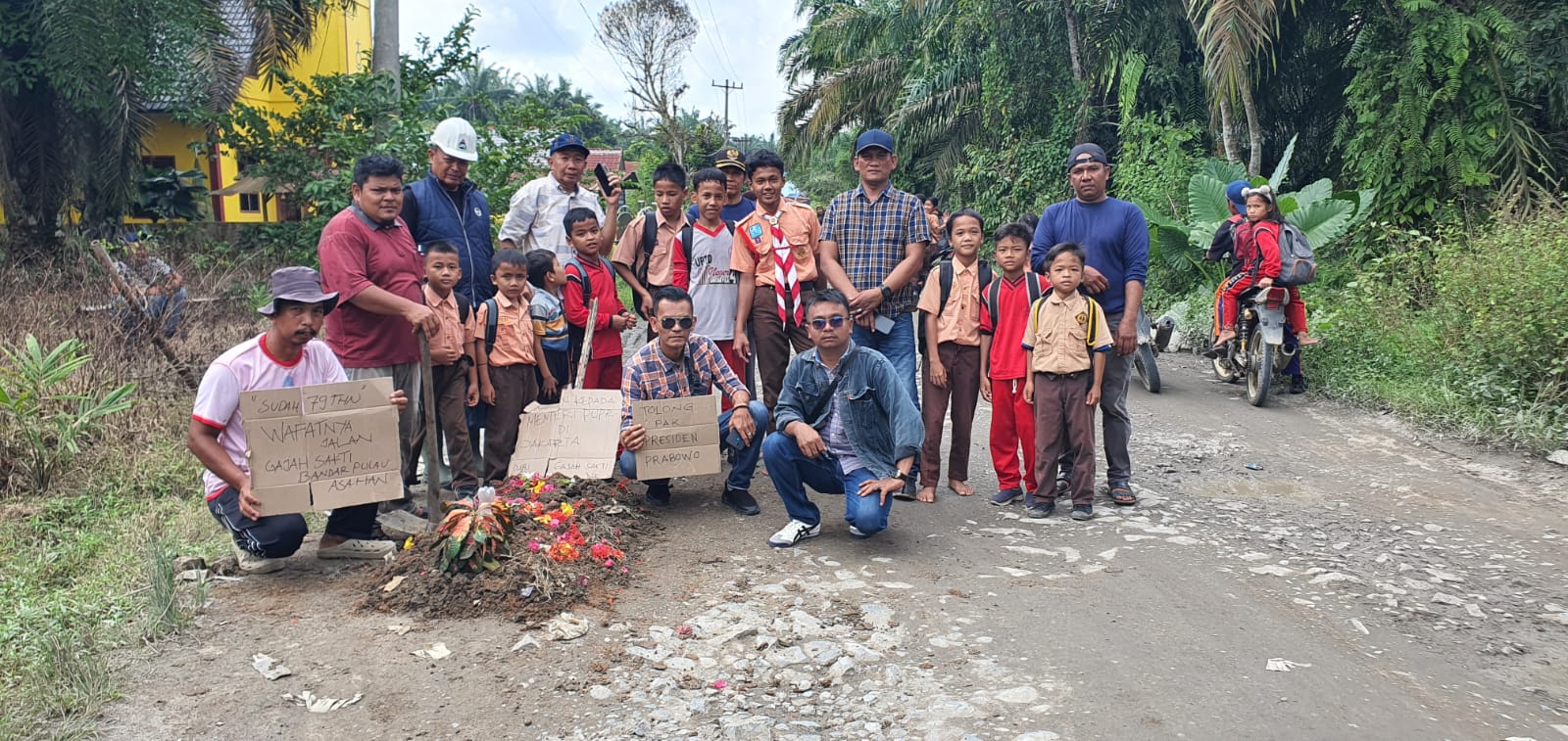 Protes Jalan Rusak Buat Kuburan, Pemkab Asahan: Pembangunan Bertahap