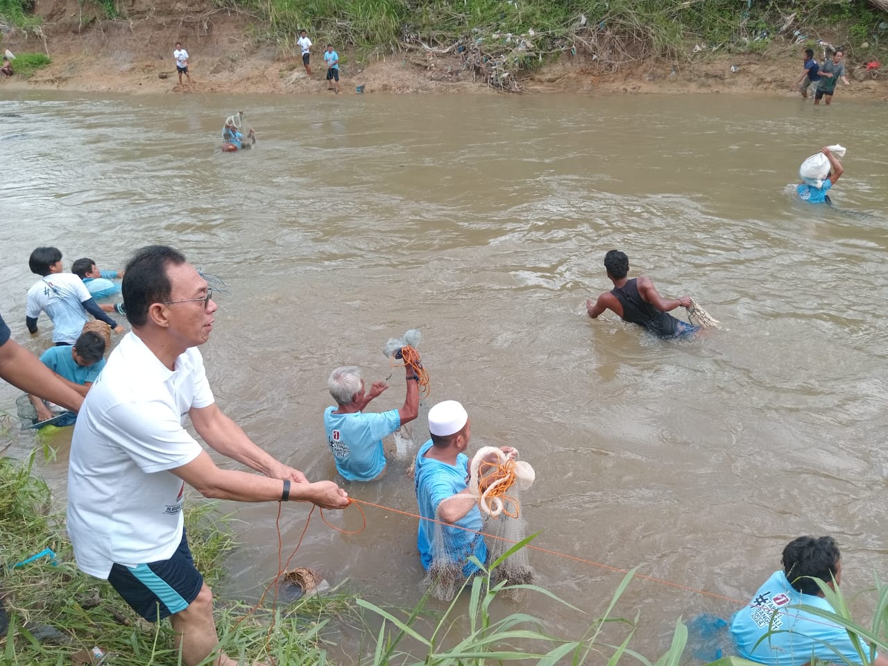 Bayo Panjala, Gus Irawan Jaring Ikan Di Sungai Batang Angkola