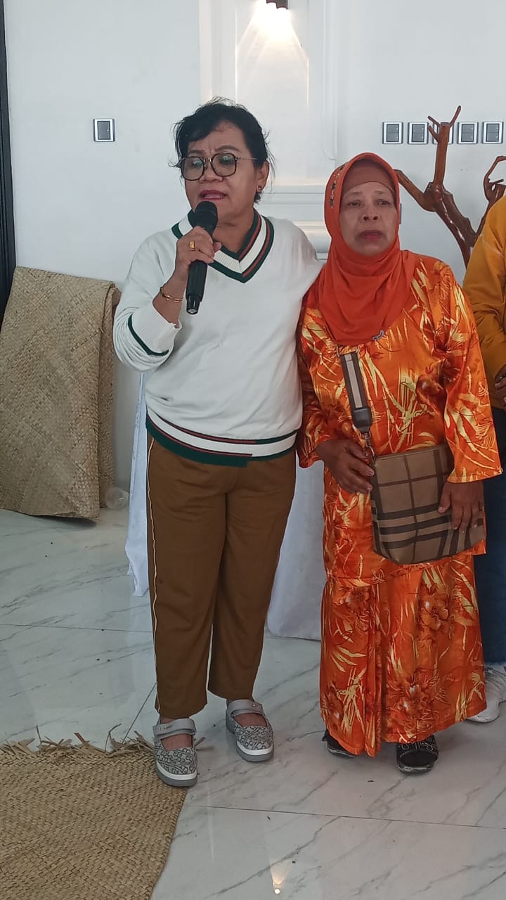 Biaya Umrah Dibantu Ny Ratnawati, Pedagang Kue Keliling Doakan RHS-AZI Menang Pilkada 2024
