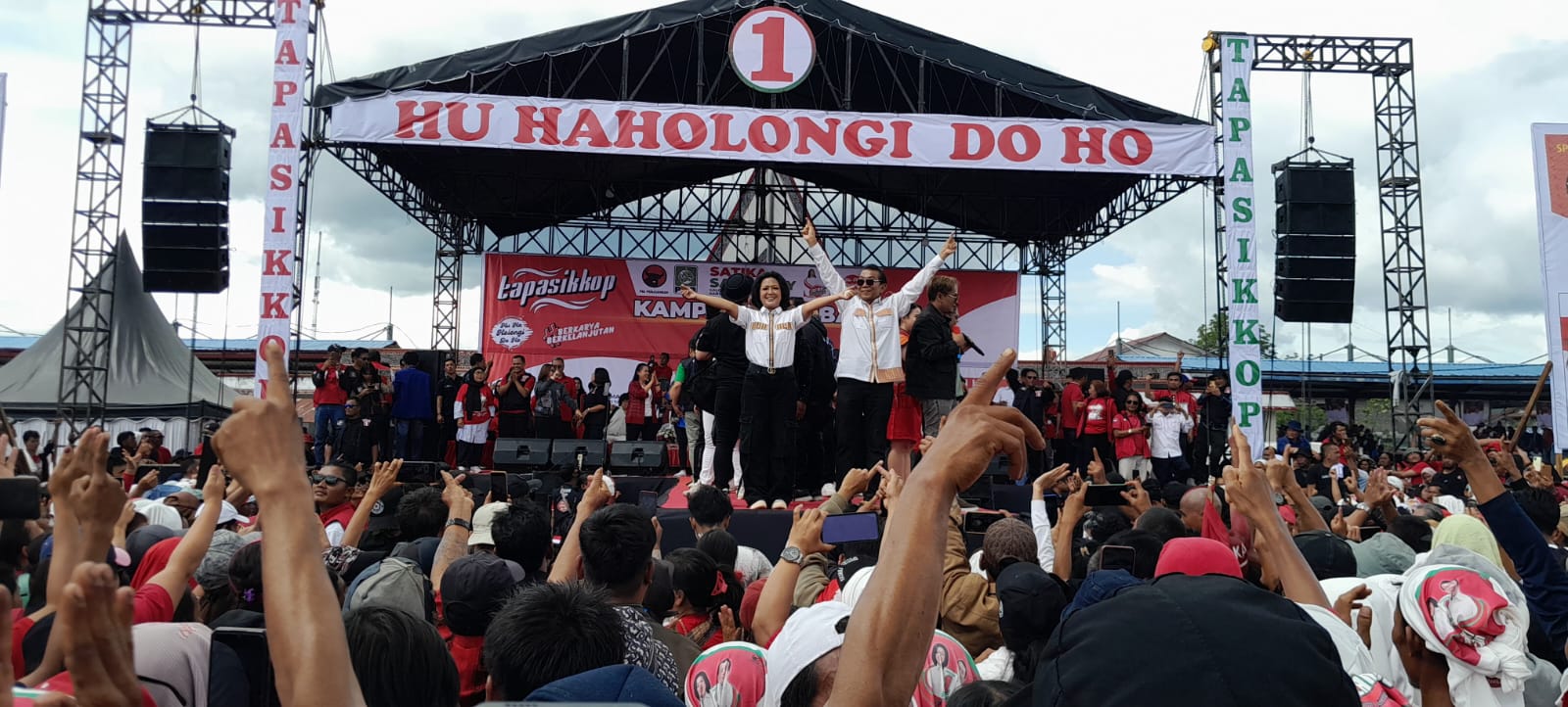 Adian Napitupulu Bakar Semangat Massa Kampanye Akbar Satika Simamora-Sarlandy Hutabarat