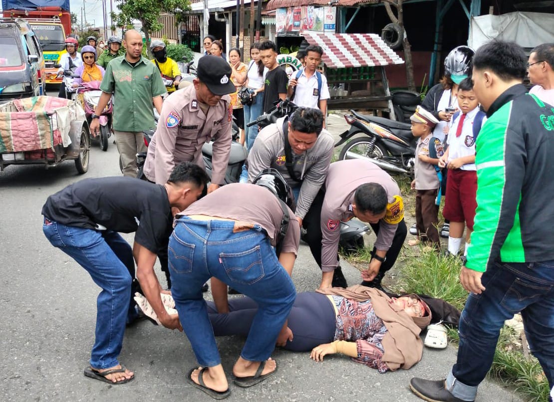 Respon Cepat, Kapolsek Siantar Timur Polres P.Siantar Bantu Korban Laka