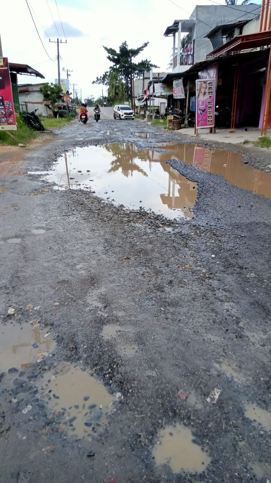 Kondisi Jalan Gotong Royong P. Brandan Mengkhawatirkan