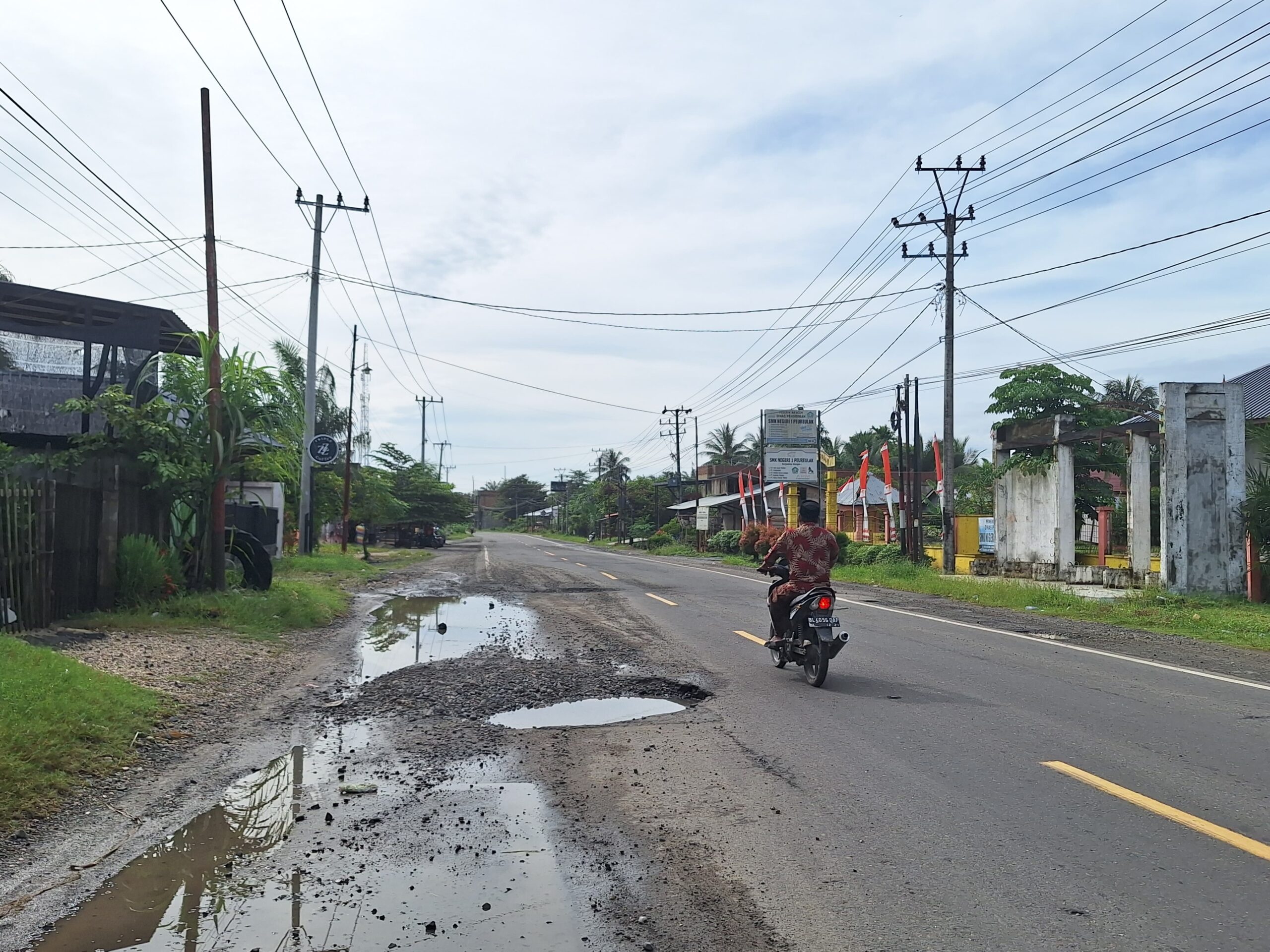 Di Aceh Timur, Jalan Nasional Bertabur Lubang