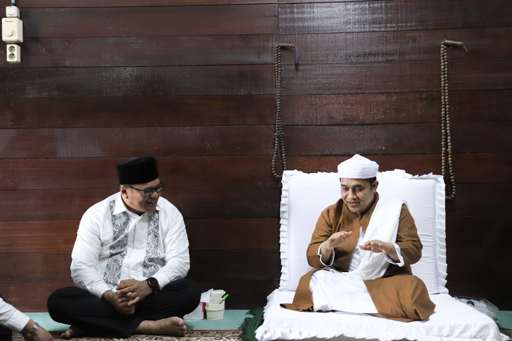 dr. Asri Ludin Tambunan Bersilaturahmi Dengan Tuan Guru Besilam