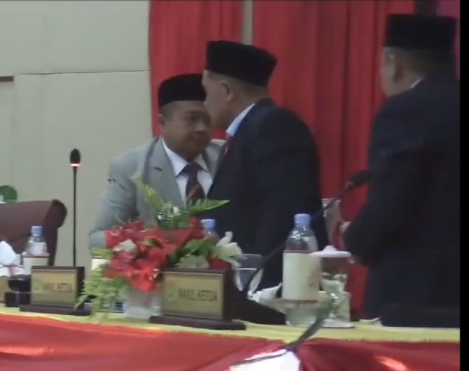 Bupati Tapsel Izin Keluar Saat Rapat Paripurna Dewan