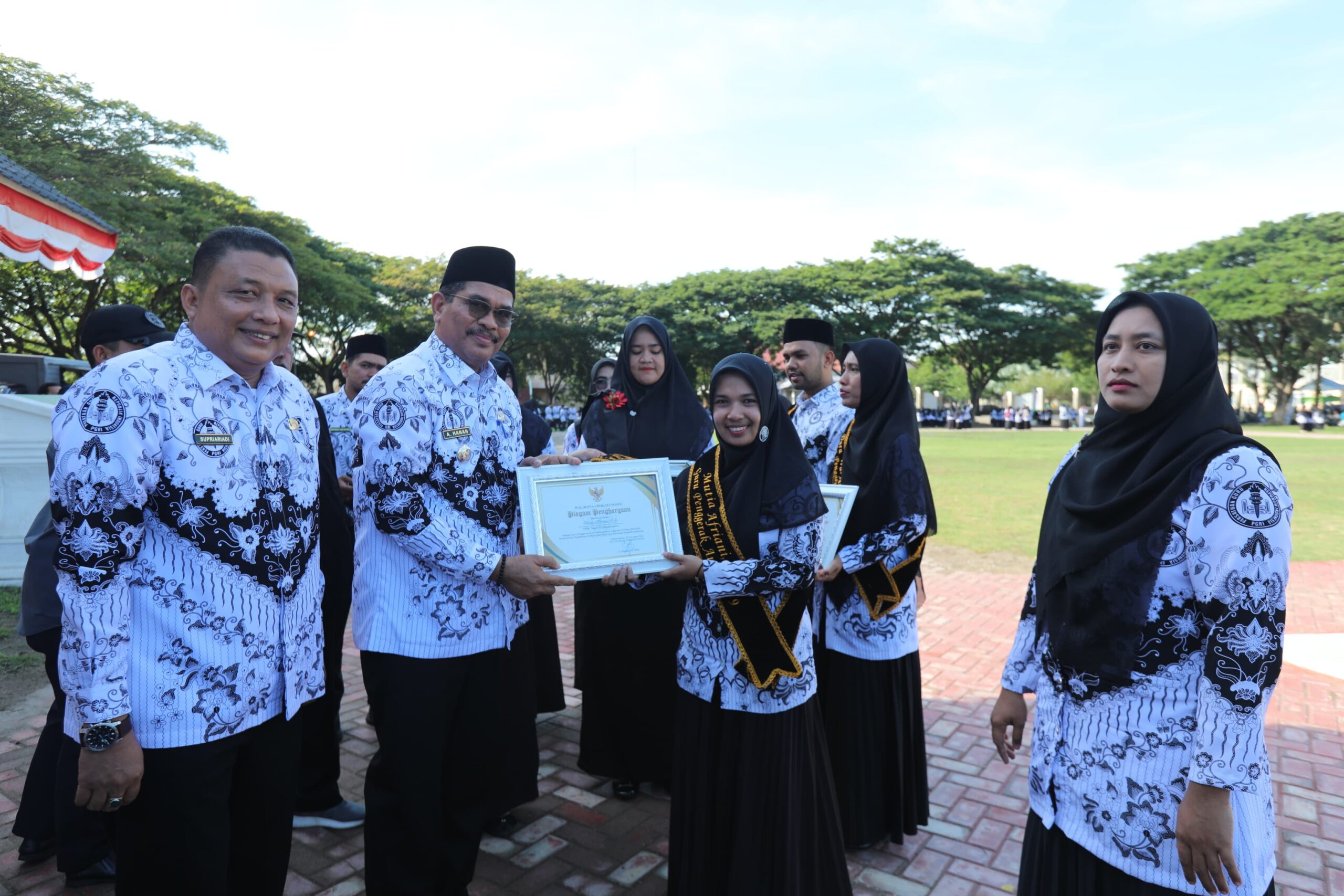 Peringati HGN 2024, 10 Guru Purna Tugas Dan Penggerak Angkatan 9 Terima Penghargaan