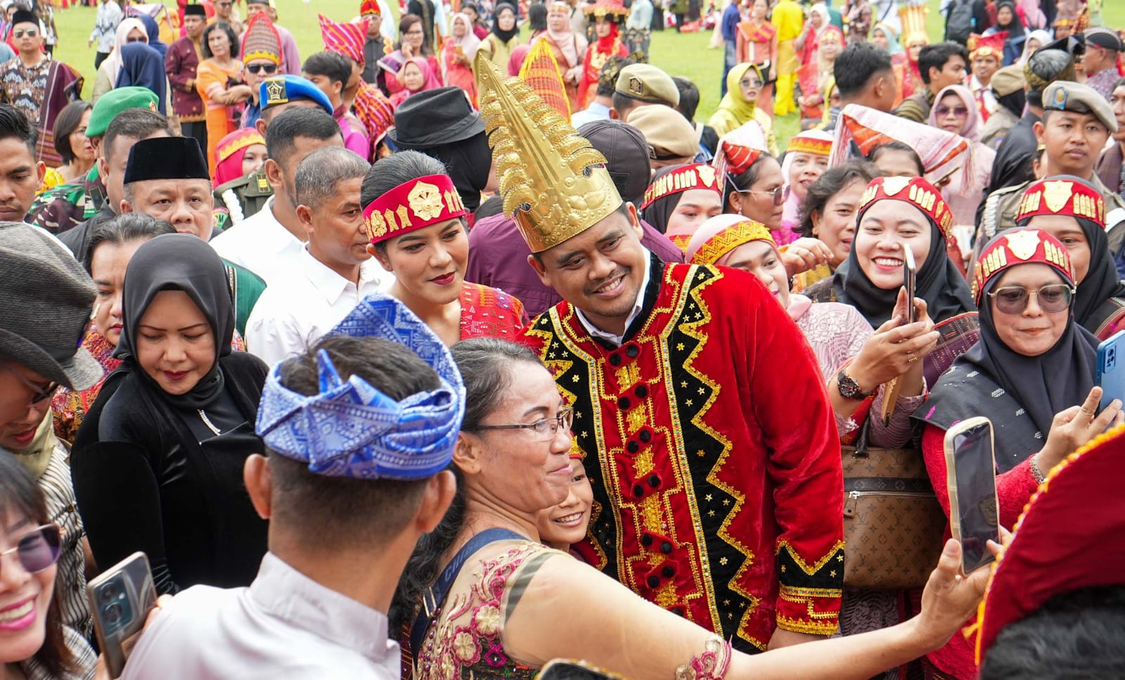 Bersama Belasan Ribu Guru Berbusana Adat Tradisional, Bobby Nasution Peringati HGN