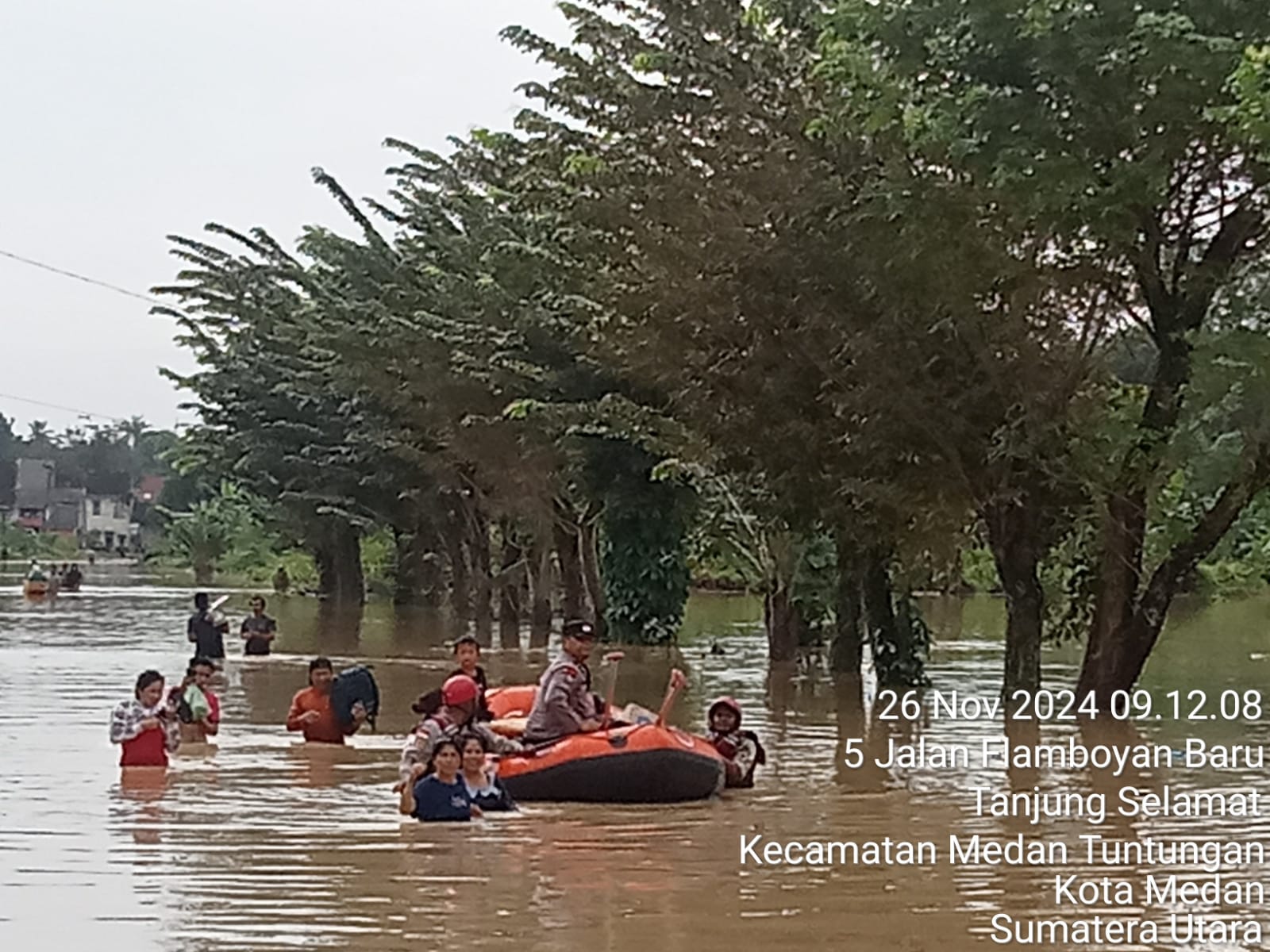 Ratusan Rumah Terendam Banjir, BPBD Medan Bantu Evakuasi Warga Kompleks De Flamboyan