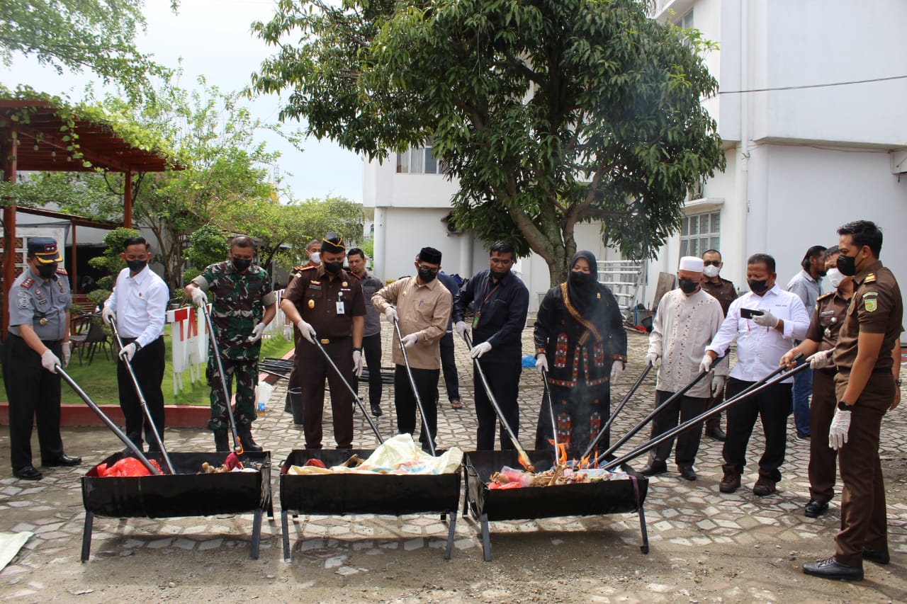 Pj Bupati Agara Bersama Unsur Forkopimda Musnahkan Barang Bukti Pidana