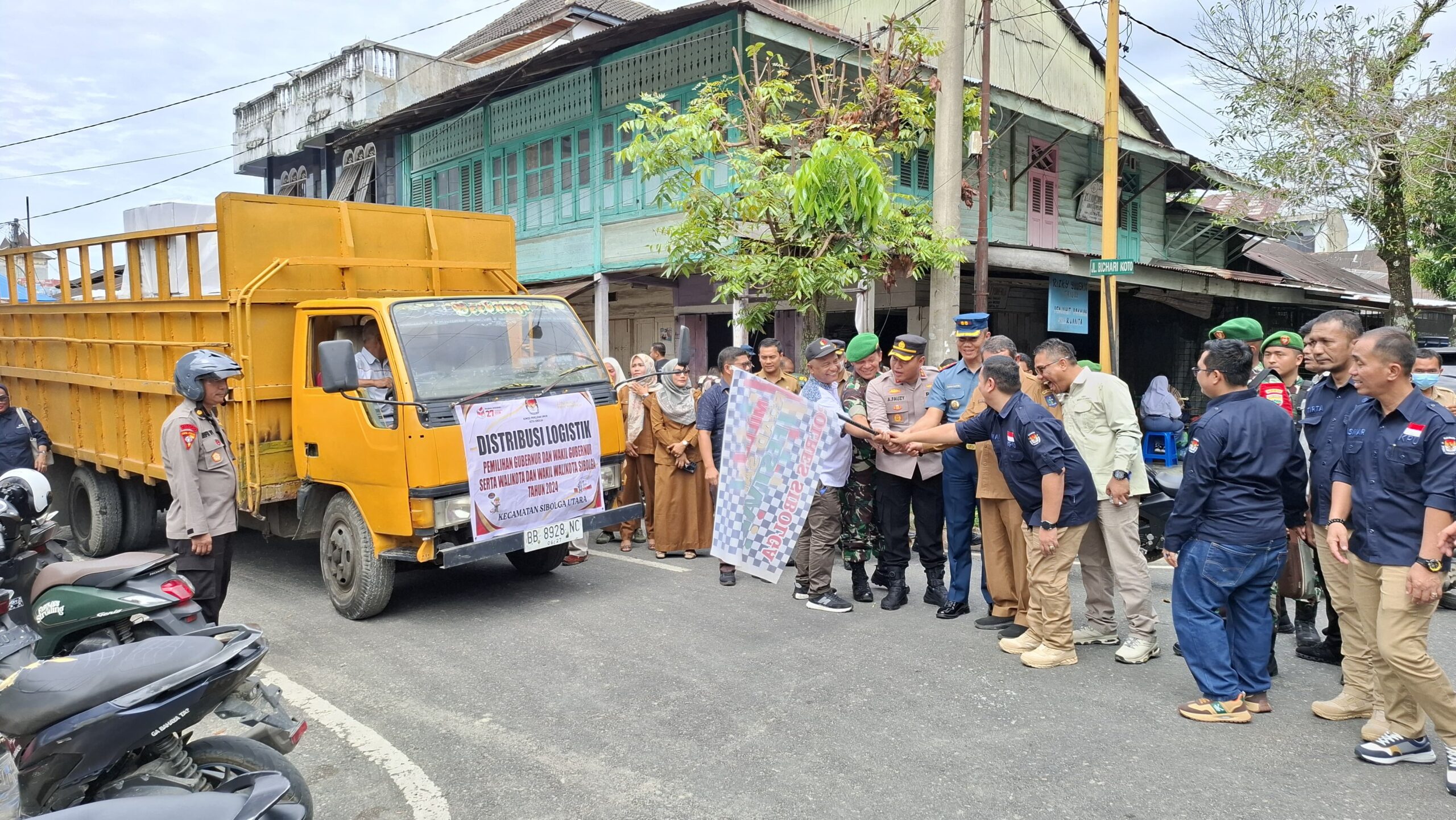 Polres Sibolga Kawal Pendistribusian Logistik Pilkada Ke TPS