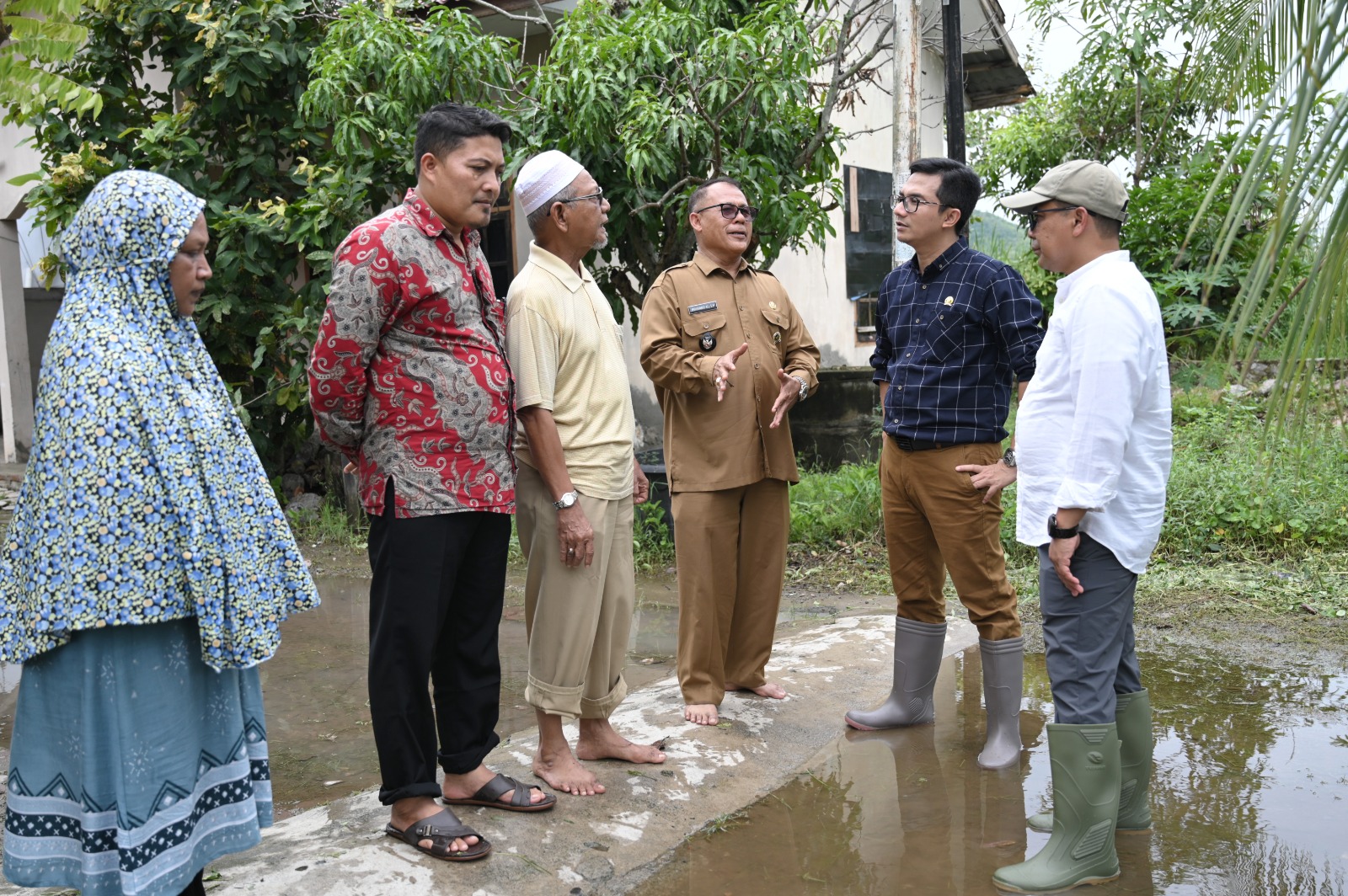 Ketua DPRK Tinjut Banjir Perumahan Tergenang Banjir Di Gampong Emperom
