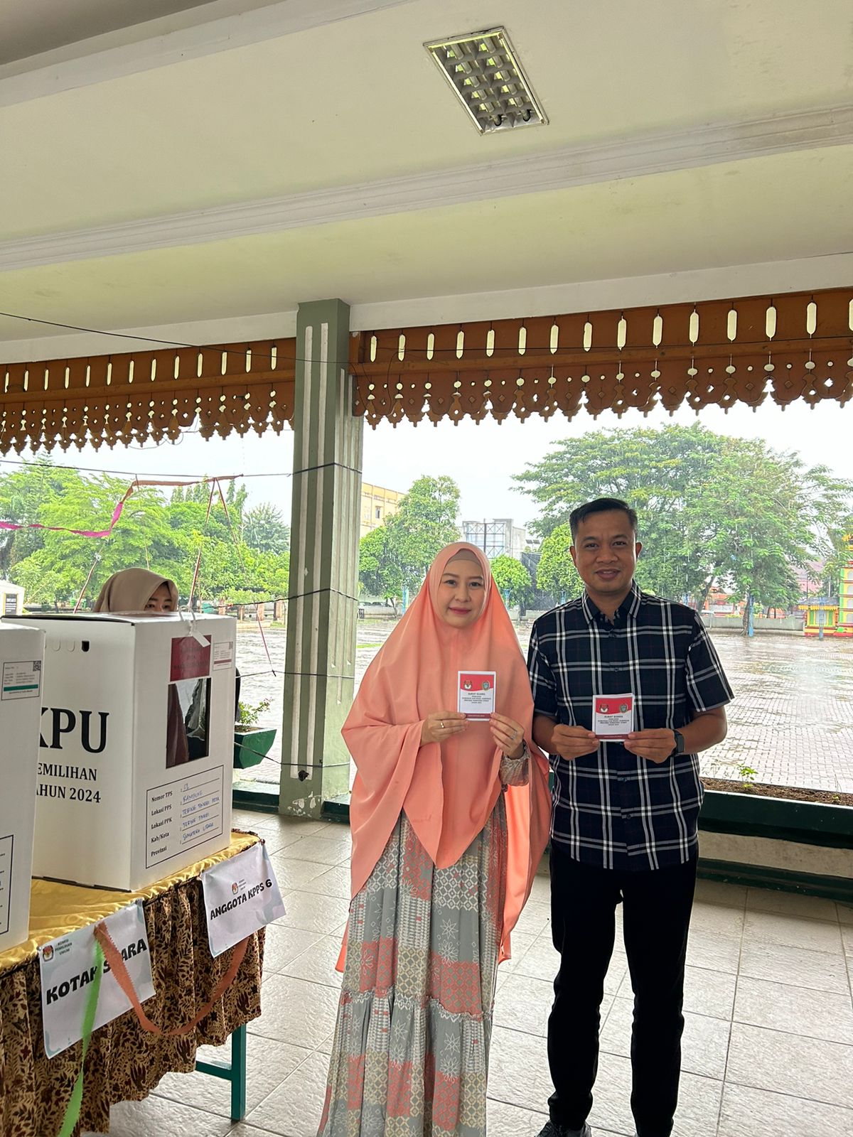 Moettaqien dan Istri Nyoblos Di TPS 01 Rambung