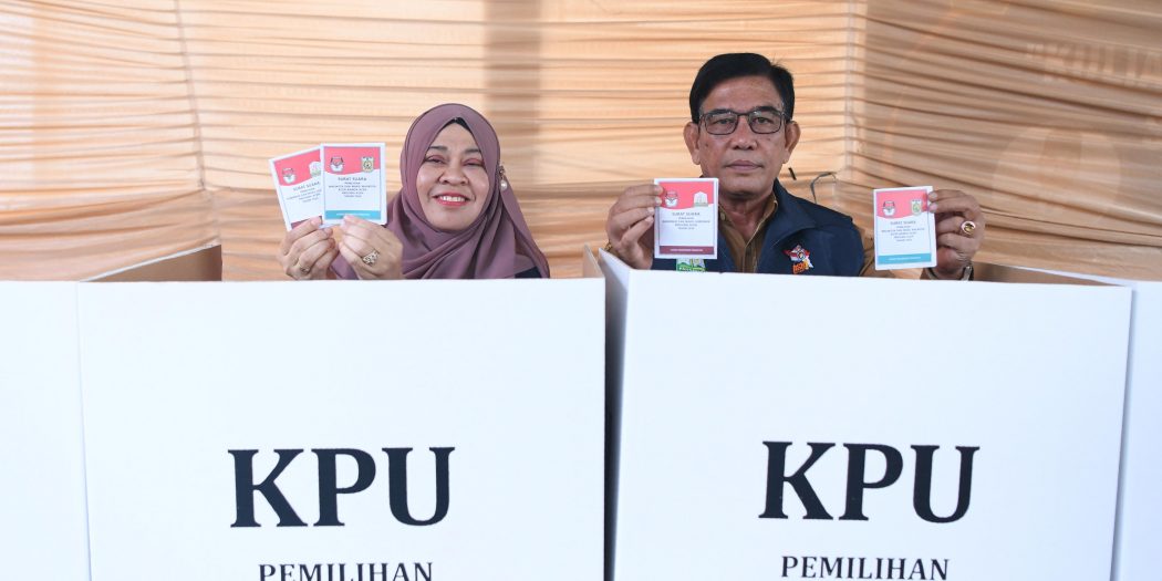 Plt Sekda Aceh Salurkan Hak Suara Di TPS 1 Ie Masen Kayee Adang
