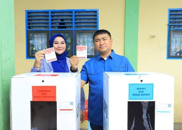 Bupati Labura Berikan Hak Pilih di TPS 02 Aek Kanopan