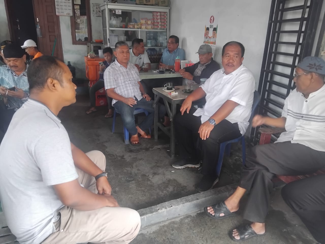 Setelah Memilih, Taufik Ngopi Bersama Warga