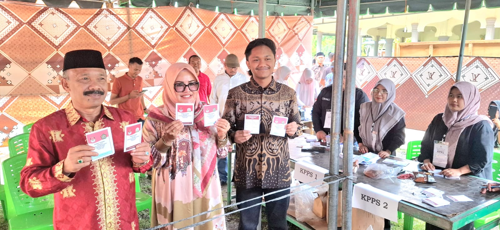 H Sarjani Nyoblos Di TPS Tong Peria Didampingi Istri Dan Tim Pemenangan