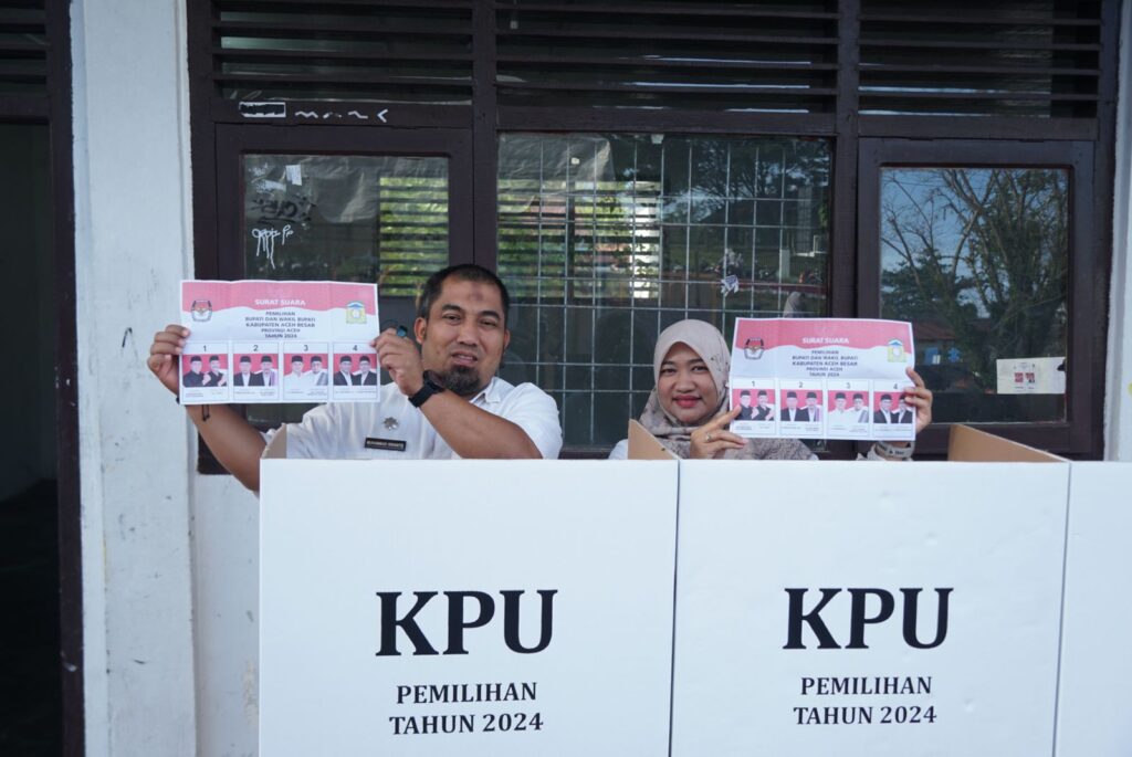 Pj Bupati Aceh Besar Dan Istri Nyoblos Di TPS 001 Gampong Jantho Makmur