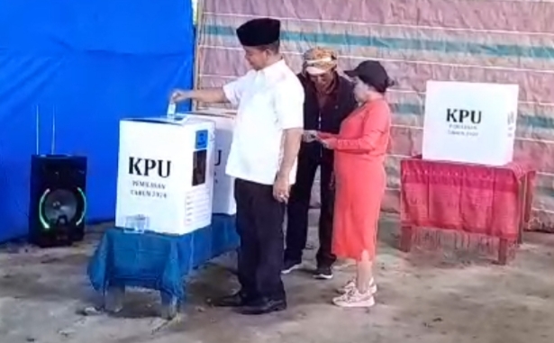 RHS Dan Istri Nyoblos Di TPS 04 Tigarunggu