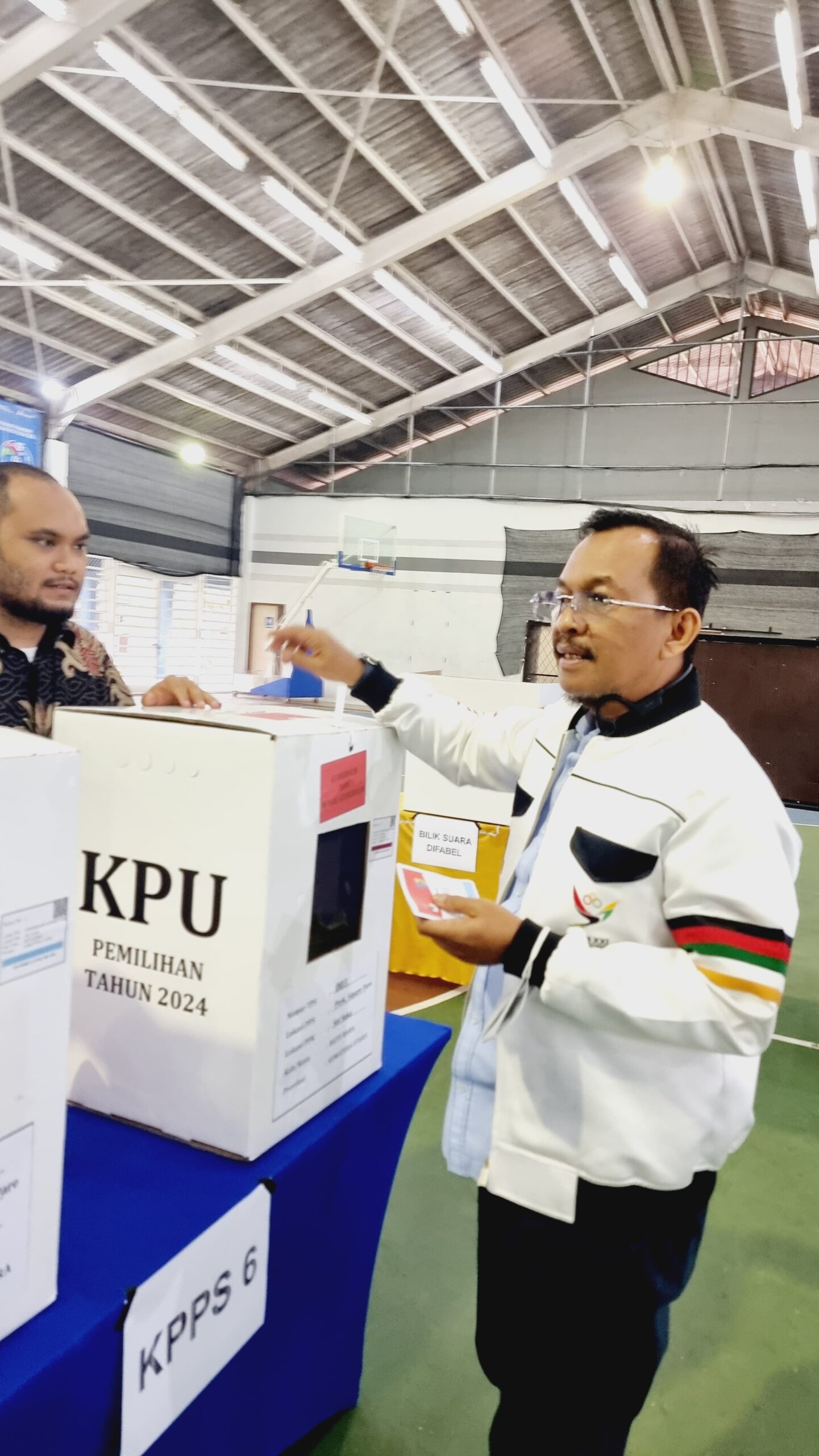 Diguyur Hujan, Ilyas Sitorus Tetap Antusias Gunakan Hak Pilih di TPS 3 Komplek Inalum Tg Gading
