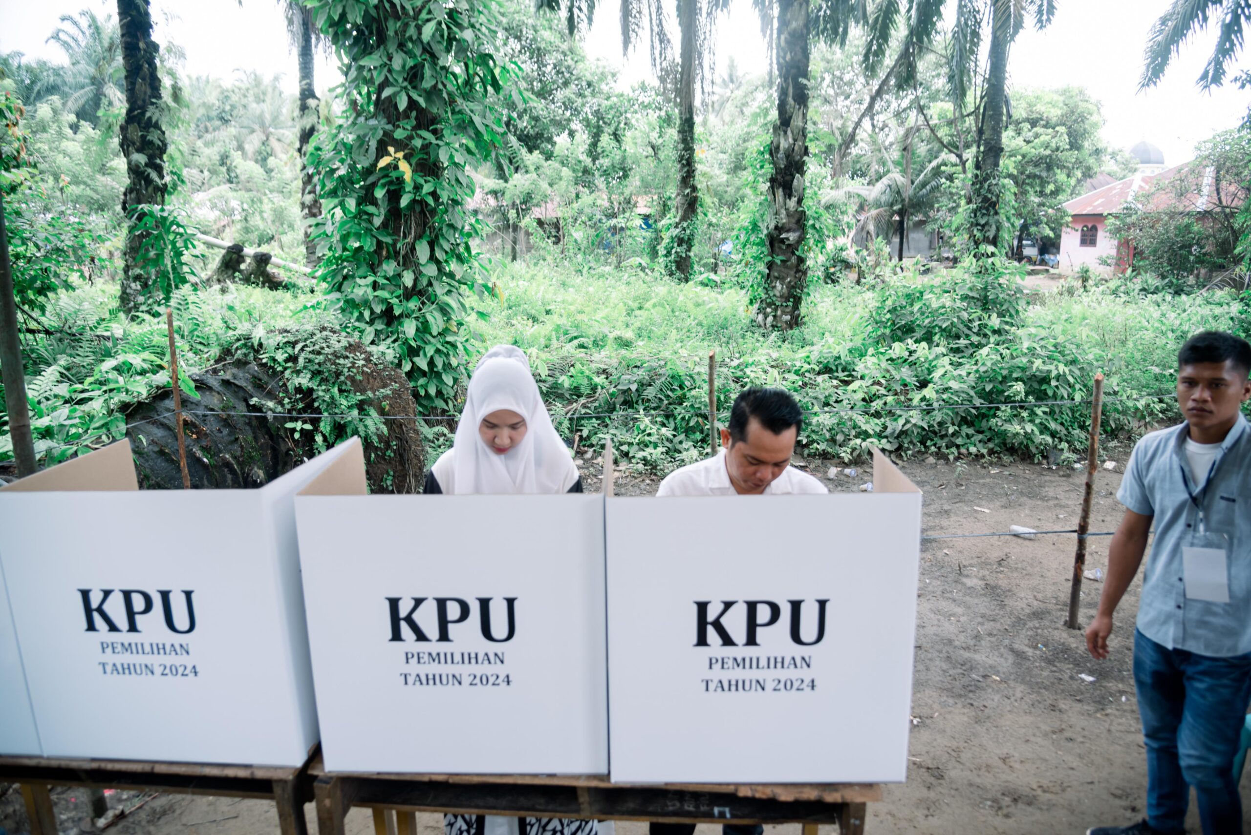 Cabup Palas Nomor 1, Putra Mahkota Mencoblos Di TPS 02 Desa Pasir Jae