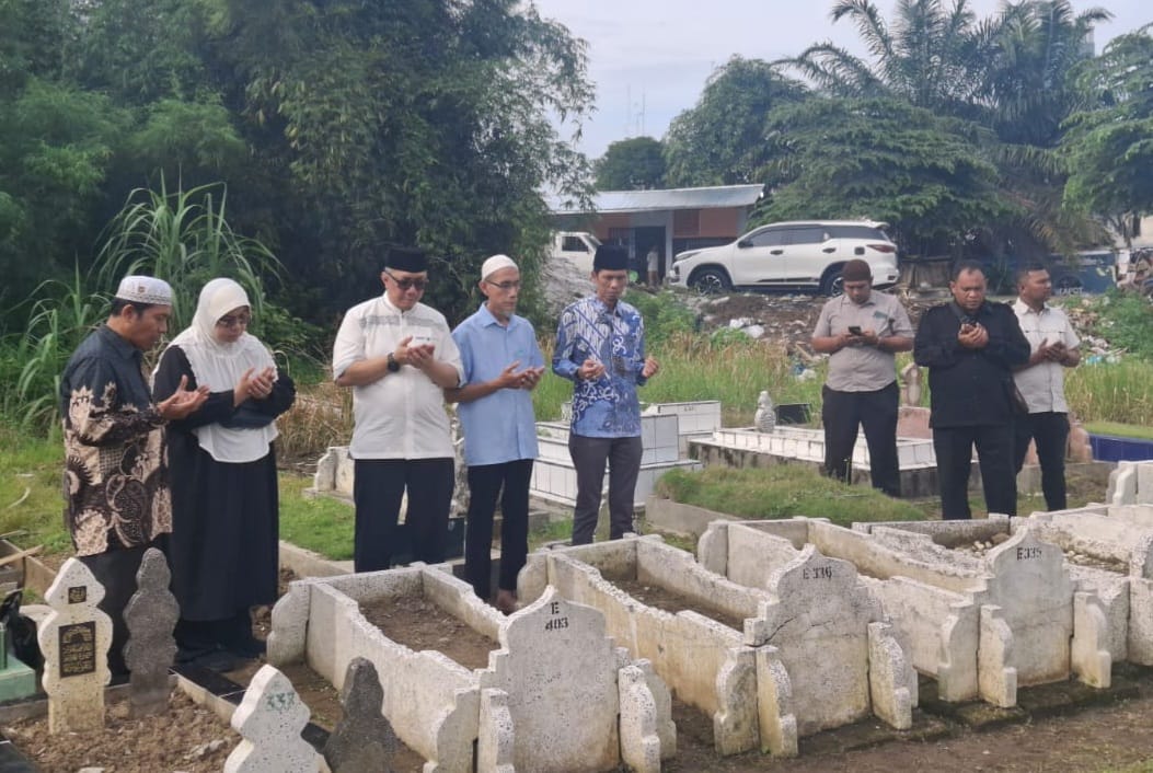 Keluarga Besar UISU Ziarah Ke Makam Pendiri Dan Mantan Rektor