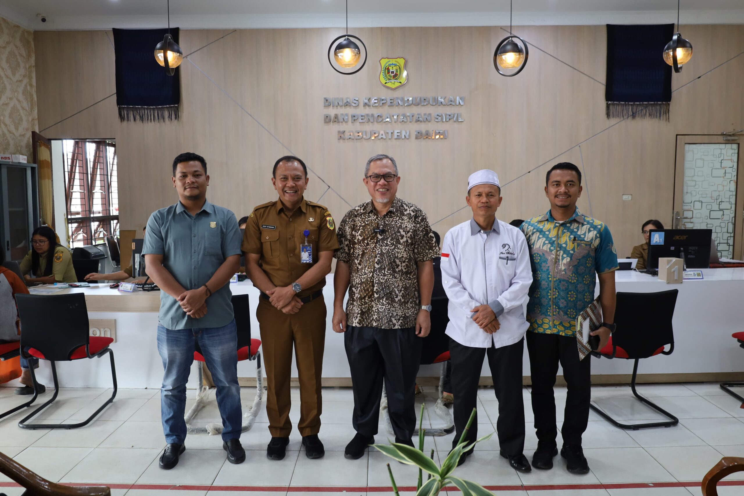 Kunjungi Dinas Dukcapil Dairi, Usman Jakfar Apresiasi Inovasi Dan Pelayanan Cepat