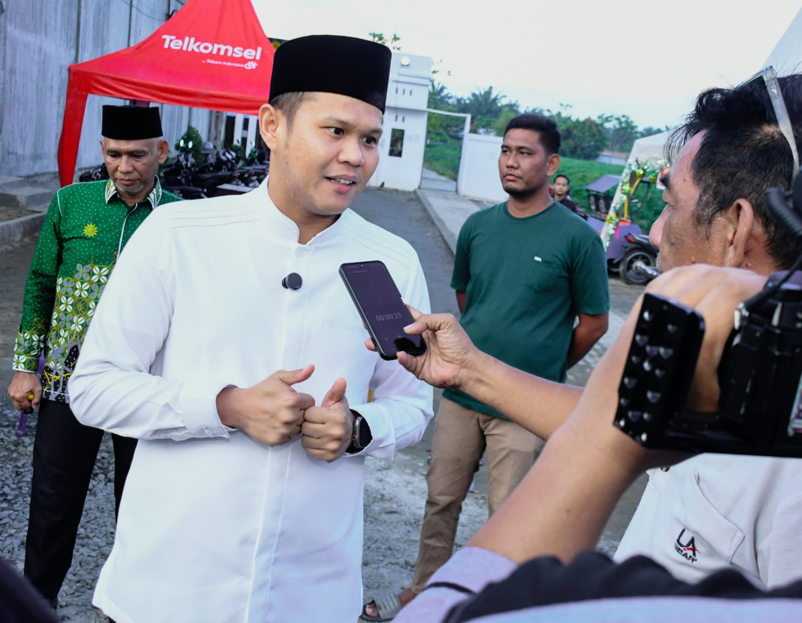 Adlin Tambunan Berburu Takjil Di Kampung Ramadan Muhammadiyah