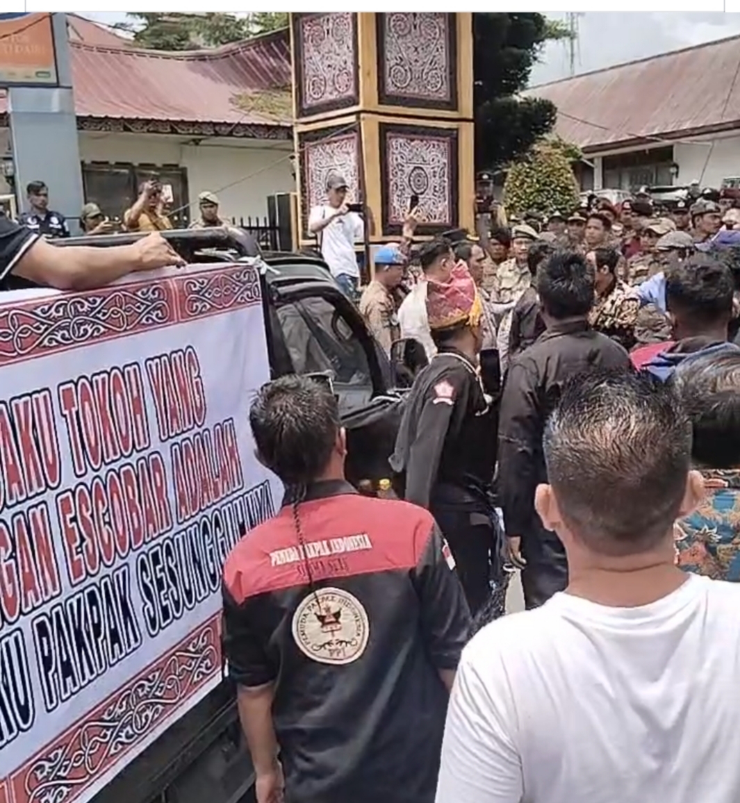 MASSA Aliansi Suku Pakpak Silima Suak saat memasuki Kantor Bupati dan berada sejenak di sana karena Bupati dikabarkan sedang berada di Jakarta dan massa menuju Gedung DPRD Dairi. (Waspada/Ist)