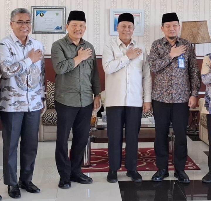 Asrama Haji Medan Siap Terima Calhaj Perumda Tirtanadi,  Serahkan 8.328 Handuk Untuk Jamaah