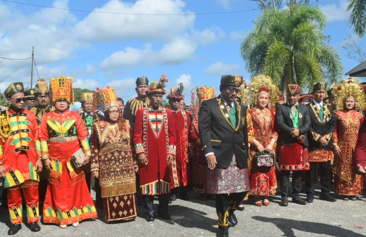 Unik, Bupati-Forkopimda Kompak Kenakan Pakaian Adat Saat Upacara HUT Aceh Singkil