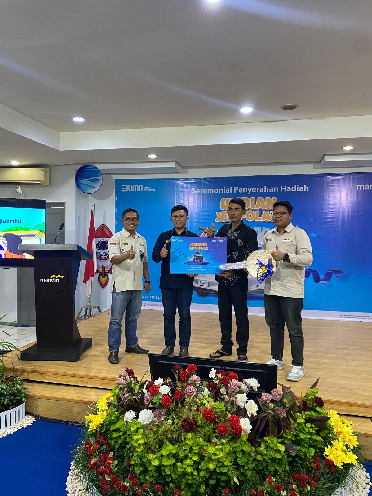 Gelar Gathering Mandiri Agen, Bank Mandiri Bagikan Hadiah Pemenang Program Undian Jempolan Nasabah pemilik Tabungan Mitra Usaha (TabMu) di Jambi