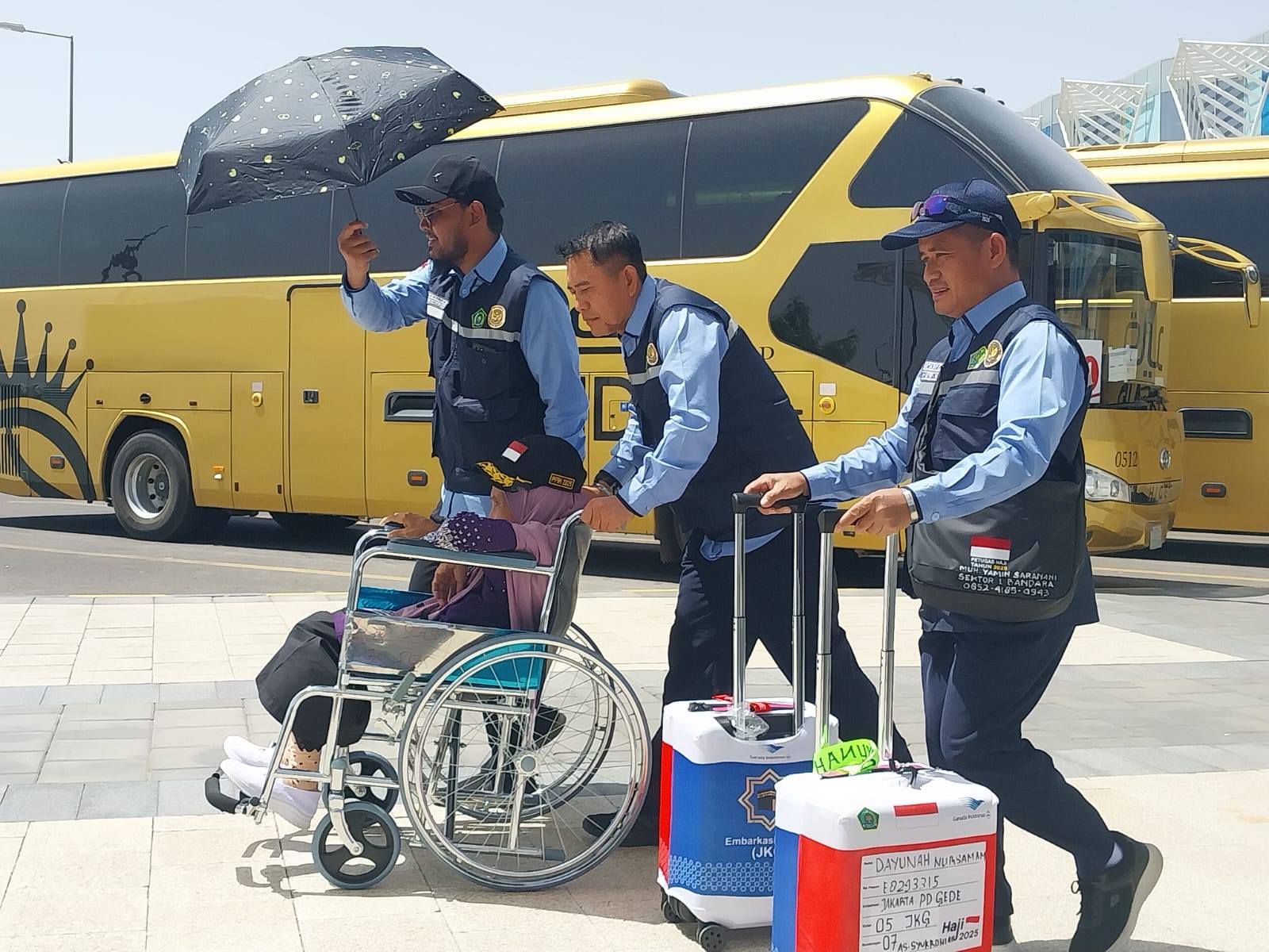 Sambutan Hangat Petugas Haji Untuk Jemaah Indonesia Di Tanah Suci