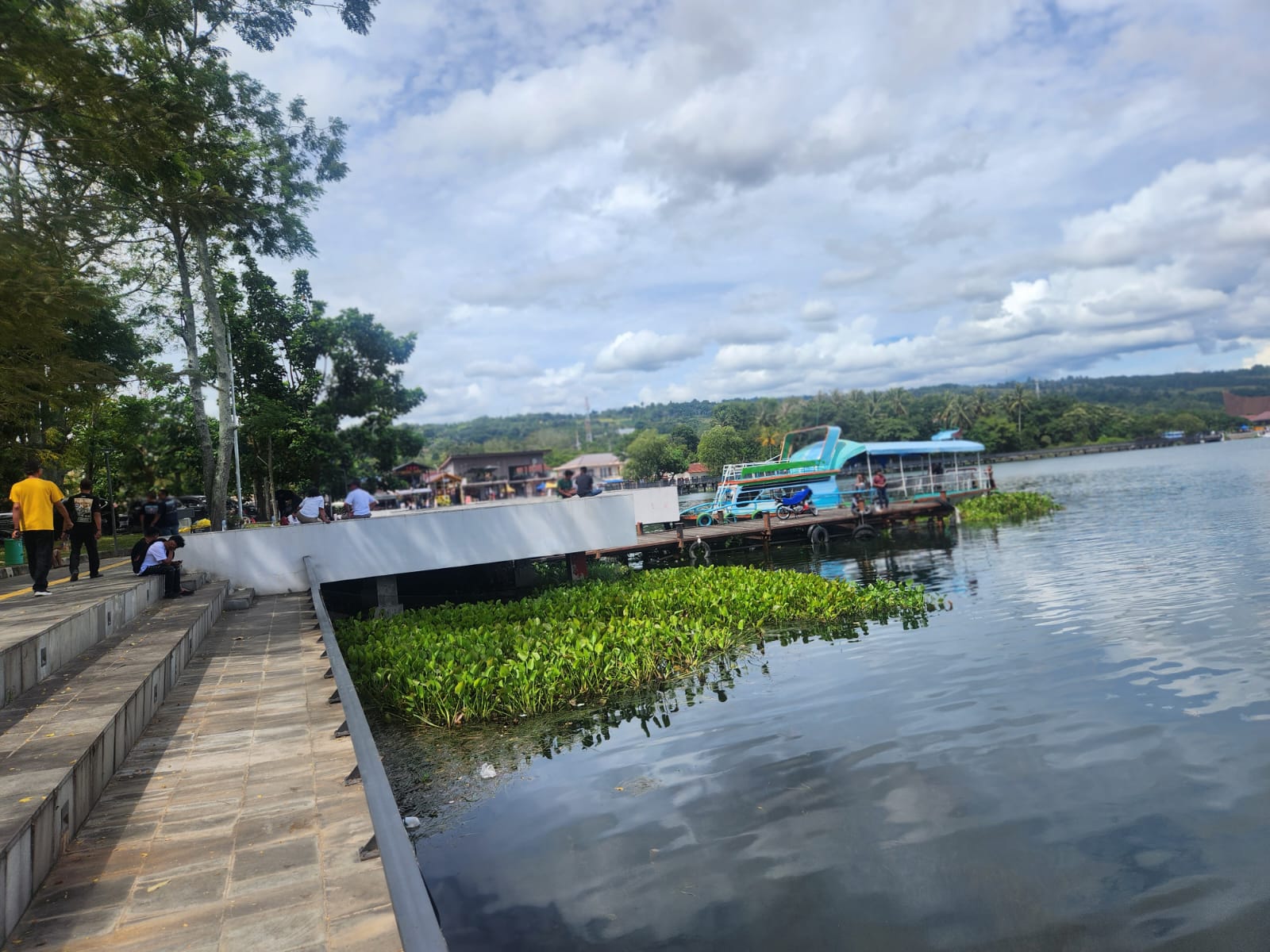 Water Front Pangururan, Samosir Terlihat Kumuh Karena Dipenuhi Enceng Gondok