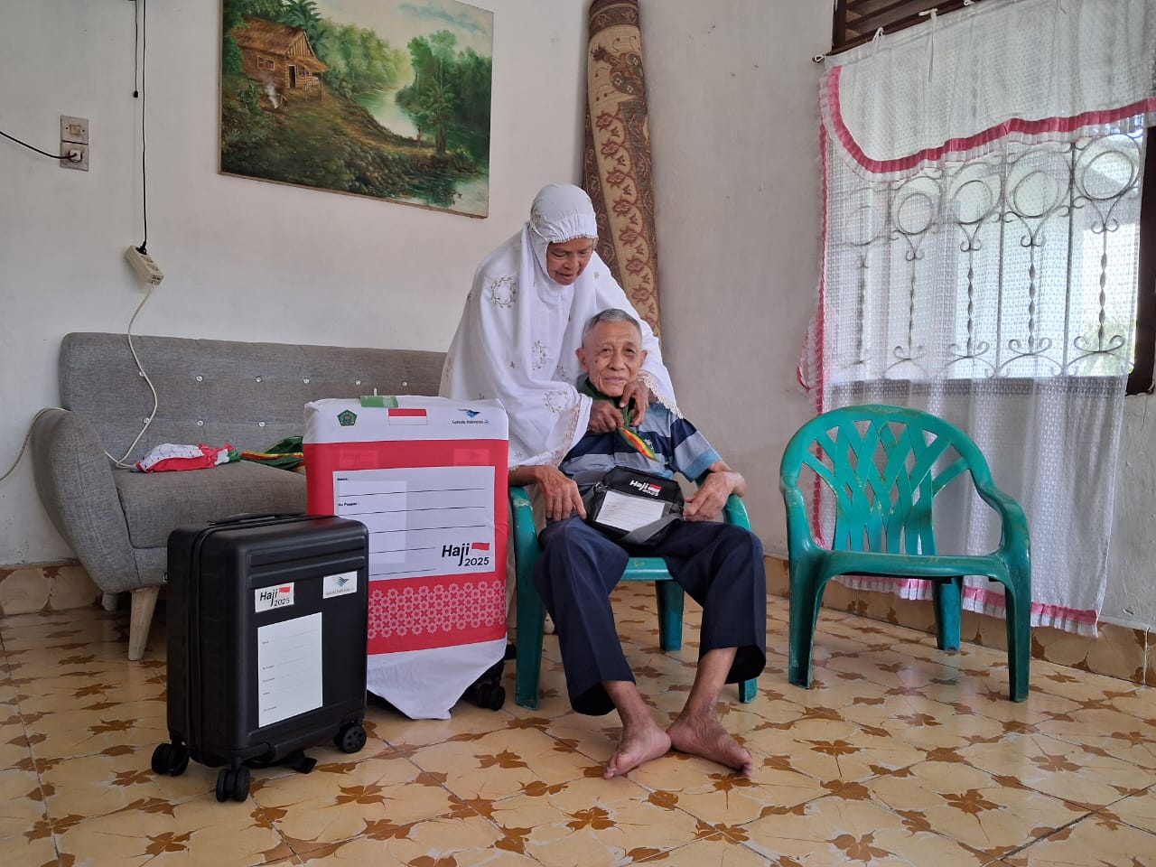 Sepasang Lansia Tukang Jamu Keliling Naik Haji