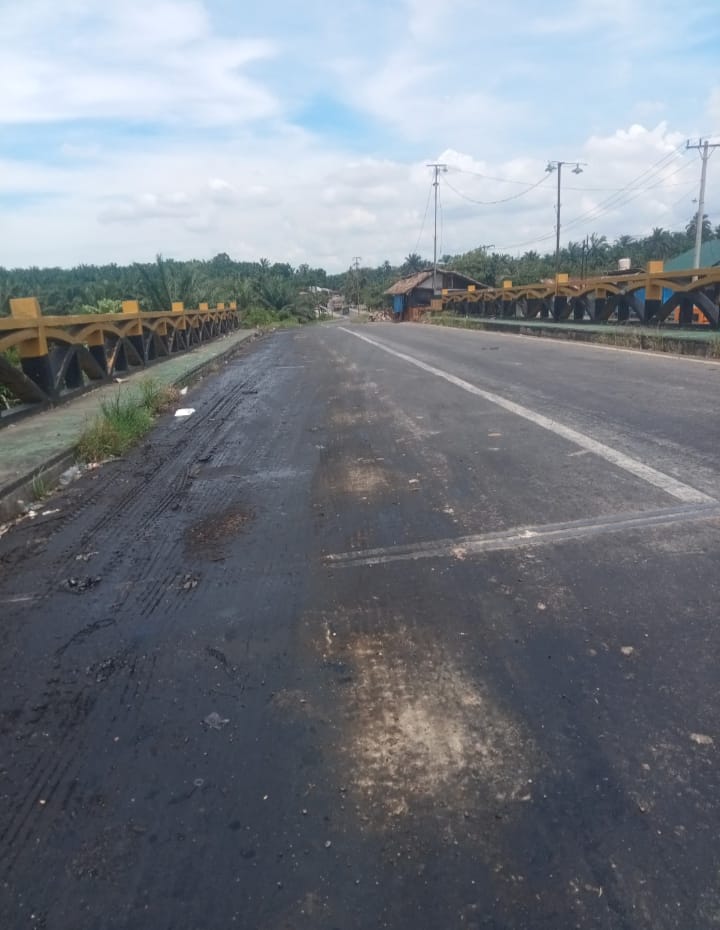 Awas Berbahaya, Jembatan Di Jalinsum Desa Bukit Selamat Dipenuhi Ceceran Minyak