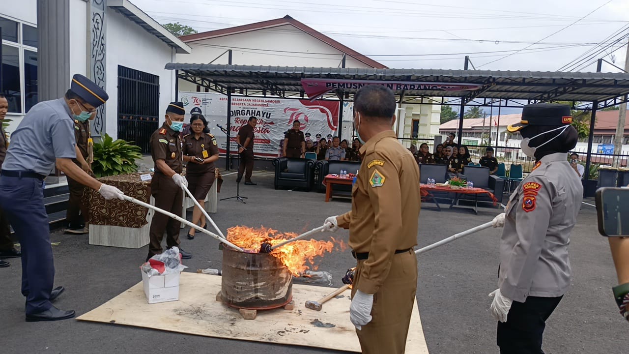 Kejari Samosir Musnahkan Sejumlah Barang Bukti