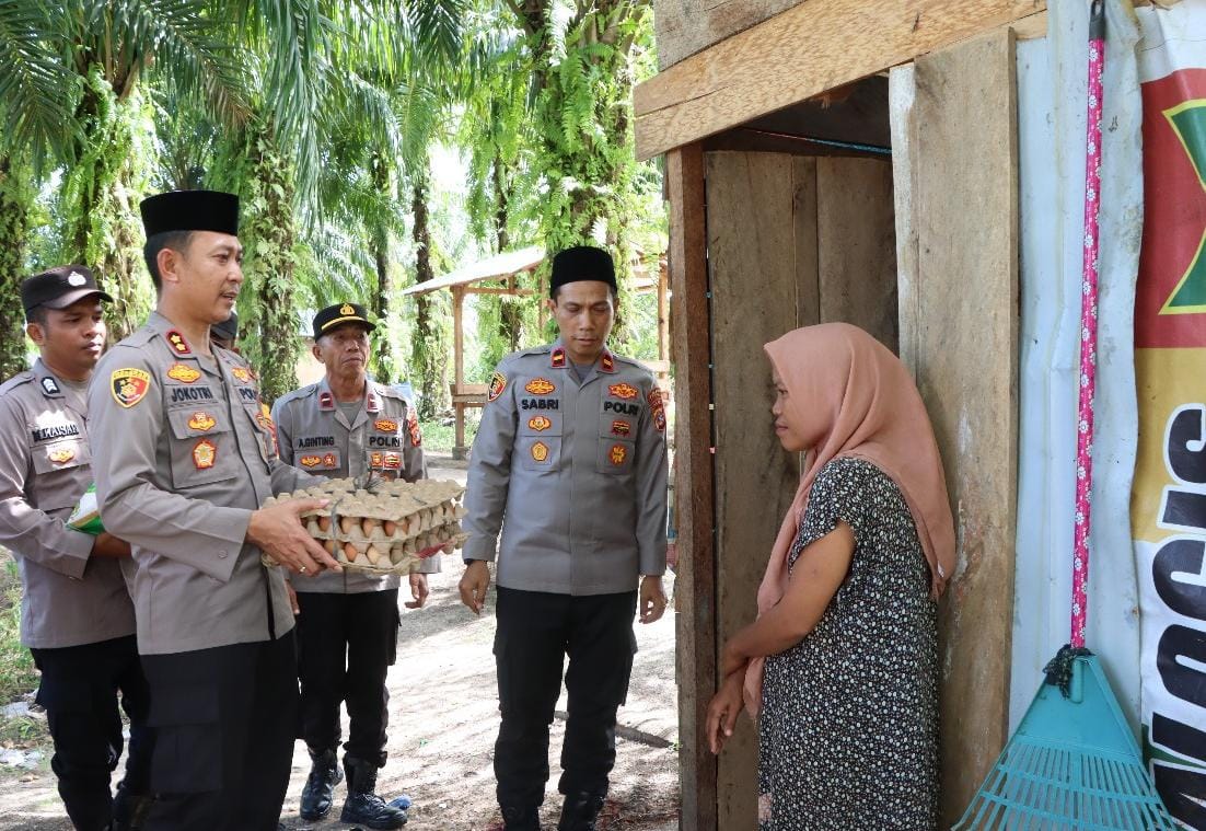 Kapolres Serahkan Sembako Untuk Lansia Di Aceh Singkil