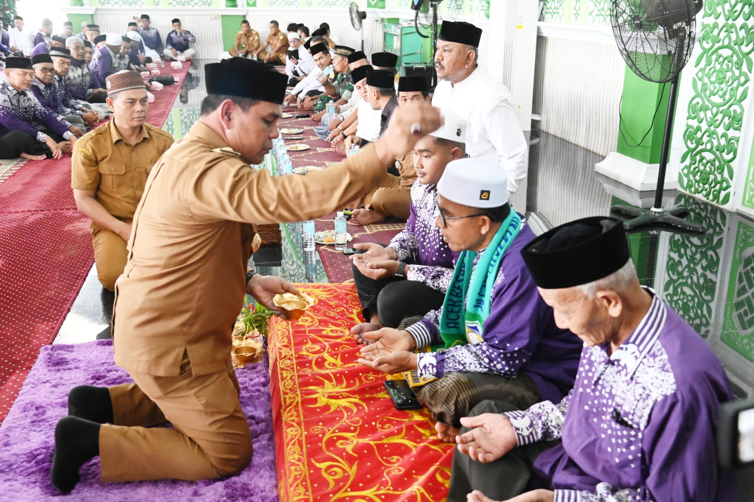 Bupati Syech Muharram Peusijuek 425 Calhaj Aceh Besar