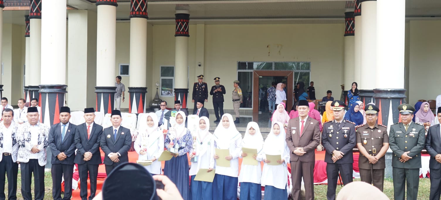 Enam Peserta Lomba Karya Tulis Ilmiah Tingkat SMP/MTs Dapat Penghargaan