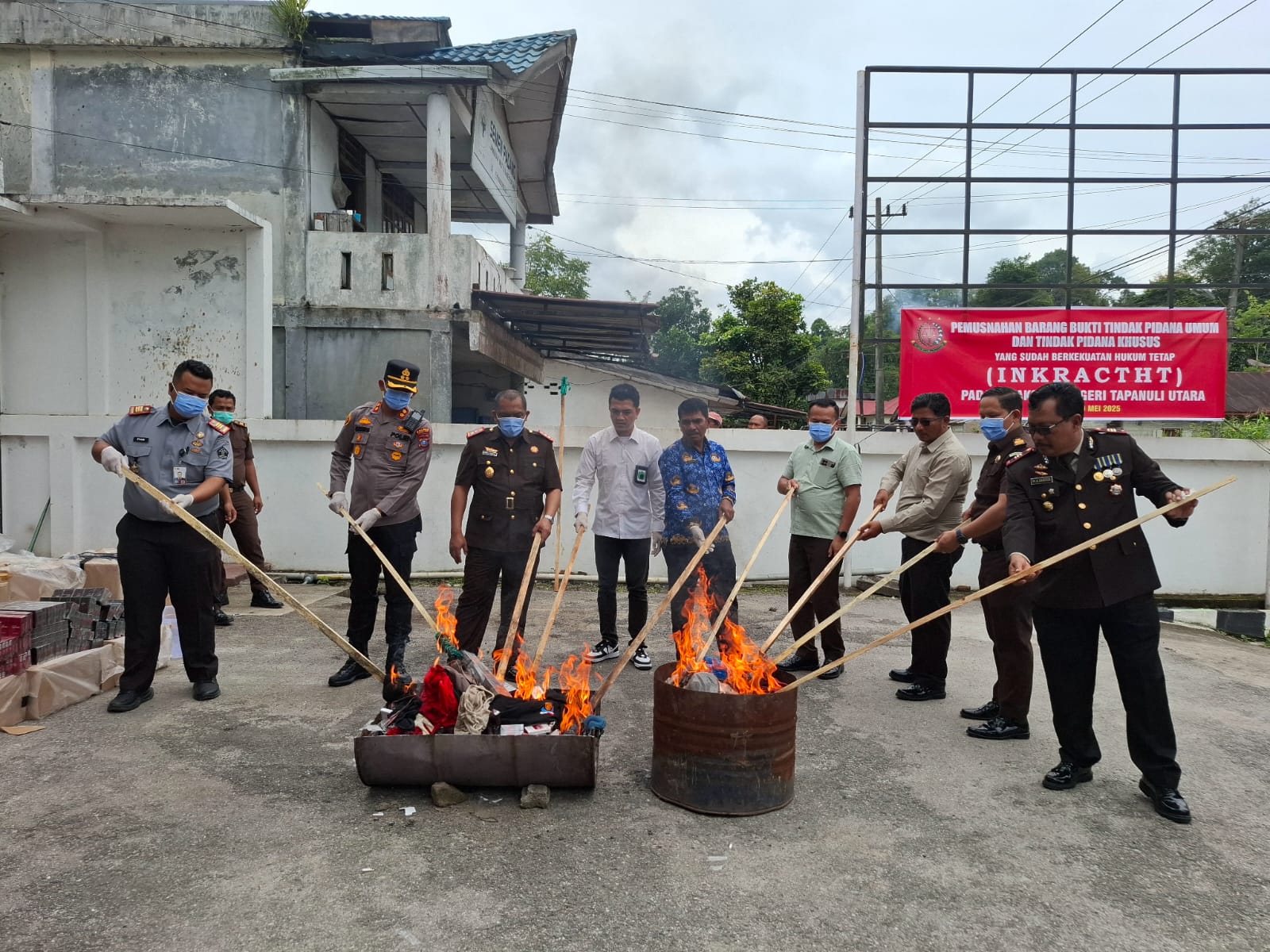Karutan Tarutung Bersama Kajari Dan Kapolres Taput Musnahkan Barang Bukti