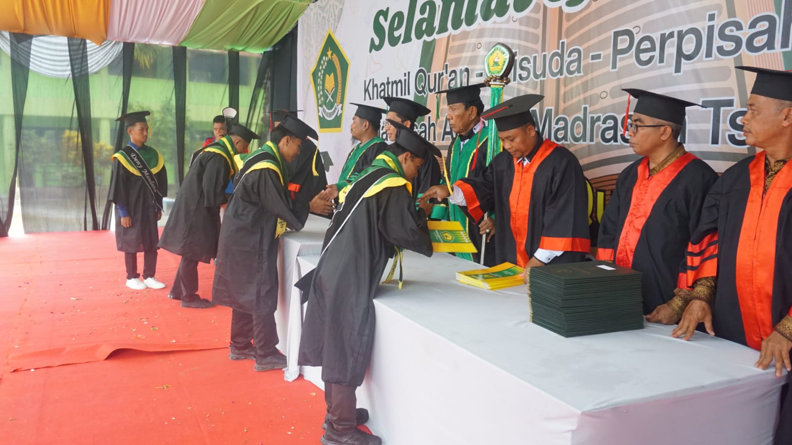 Yayasan Ulumul Qur'an Gelar Khataman Qur'an Dan Wisuda Santri
