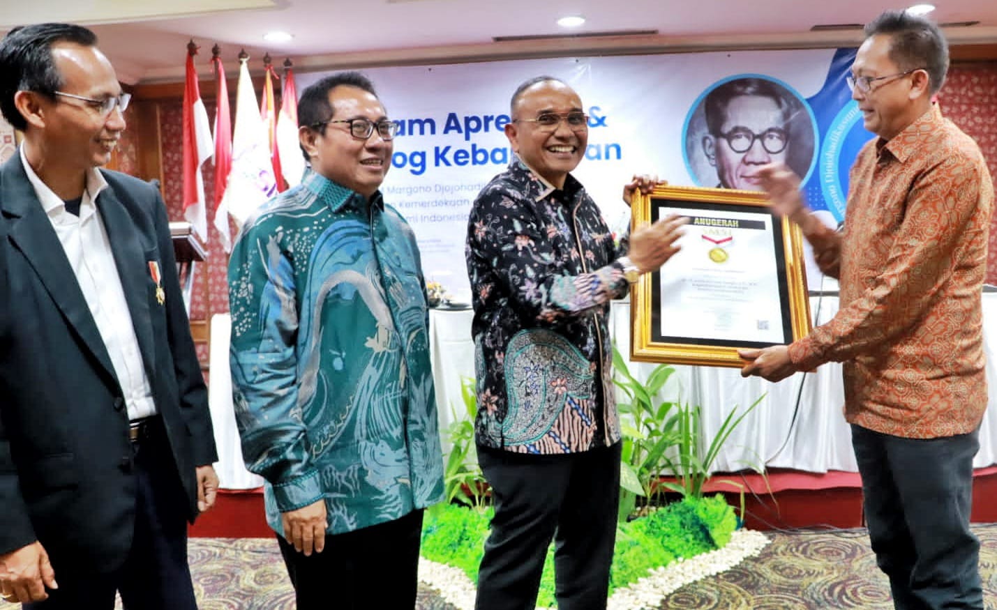 Bupati Simalungun Terima Penghargaan Sahabat Pers Dari SMSI