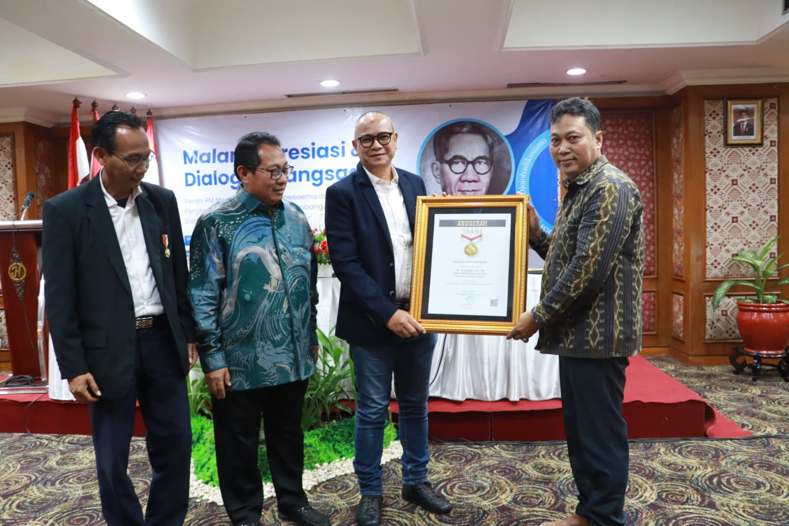 JR Saragih Terima Penghargaan Sahabat Pers Indonesia Dari SMSI