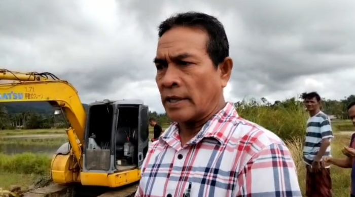 Antisipasi Musibah Banjir, Pj Pengulu Desa Mendabe Keruk Saluran Parit