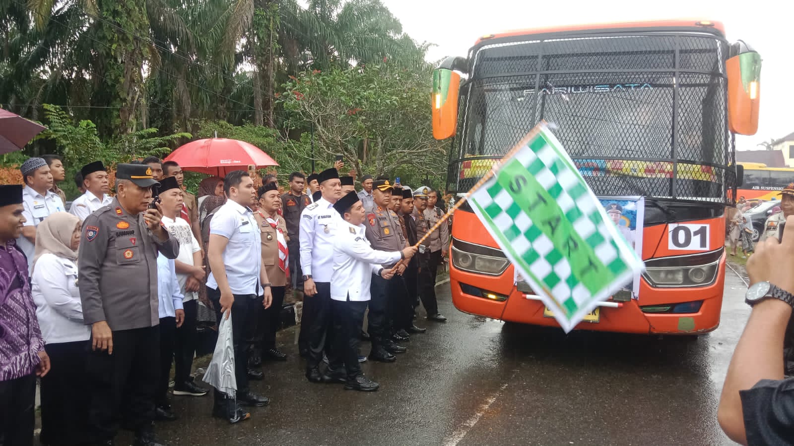 Deraian Airmata Keluarga Lepas Keberangkatan Calhaj Palas
