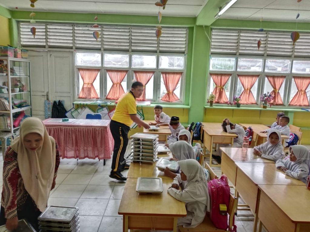 Polsek Darul Imarah Monitor Pembagian Nasi MBG