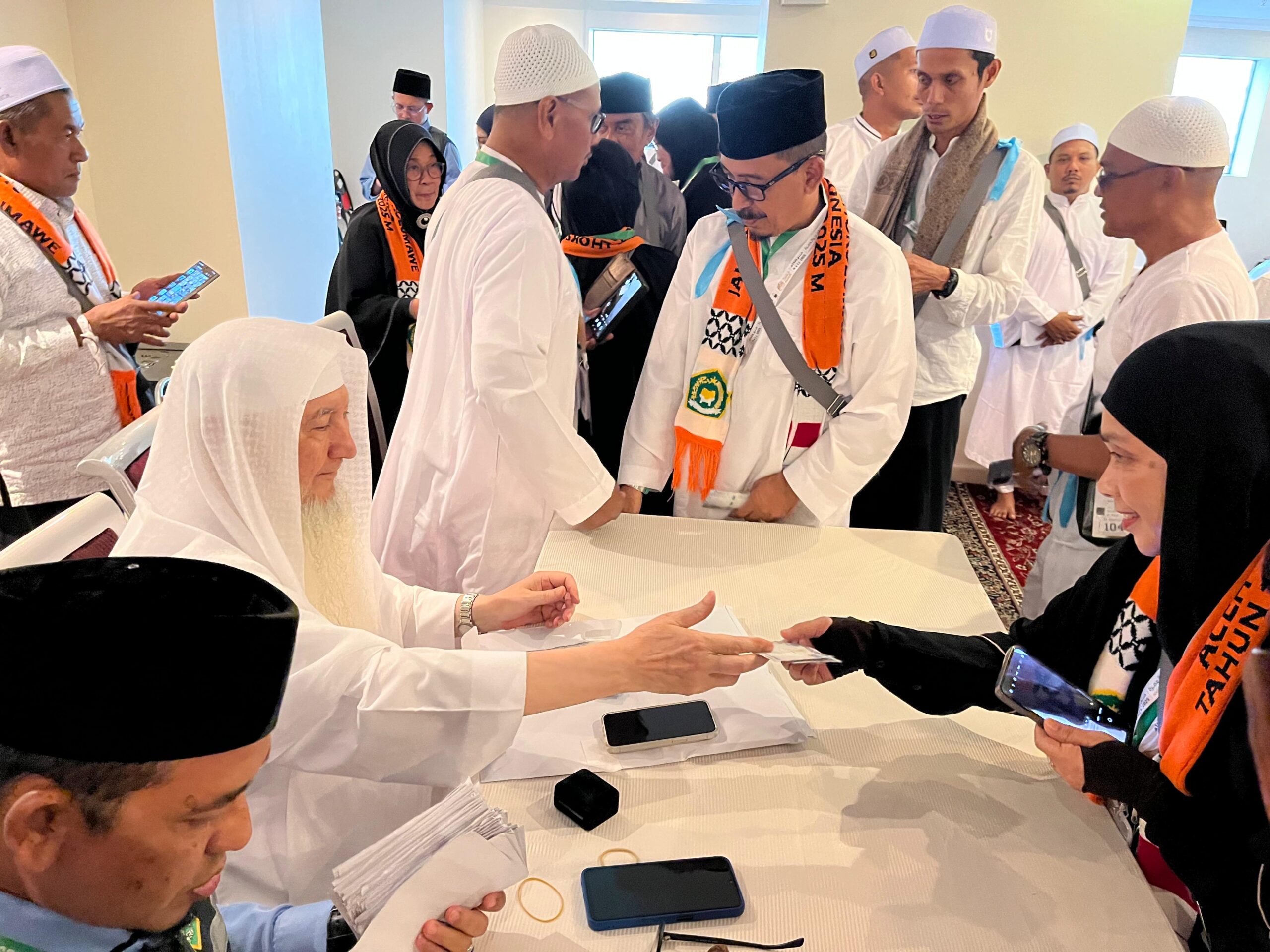 Calhaj Aceh Terima Wakaf 2000 Riyal